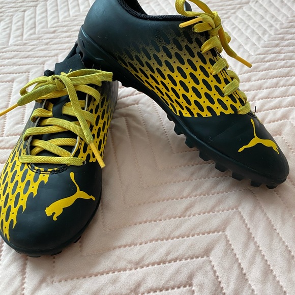 Socket cleats - Picture 3 of 5